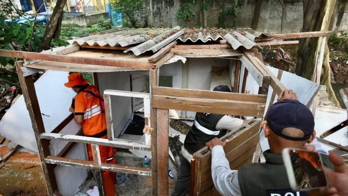 Sekitar 38 bangunan liar di bantaran Kali Krukut, Kelurahan Karet Tengsin, Tanah Abang, Rabu (22/4), dibongkar petugas gabungan Pemerintah Kota Jakarta Pusat. (Sumber: beritajakarta.id | Foto: beritajakarta.id)