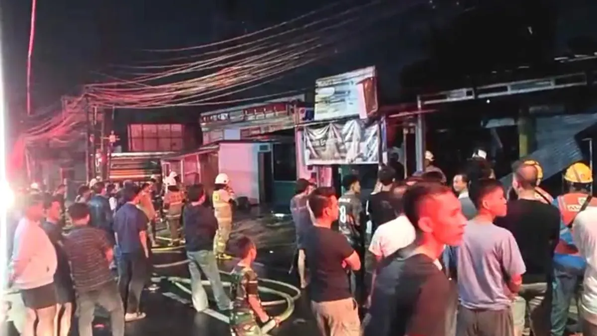 Peristiwa kebakaran yang menghanguskan sebanyak empat kios permanen di Jalan Raya Pulo Gebang, RT 01/06, Kelurahan Pulo Gebang, Kecamatan Cakung, Jakarta Timur (Sumber: beritajakarta.id | Foto: beritajakarta.id)