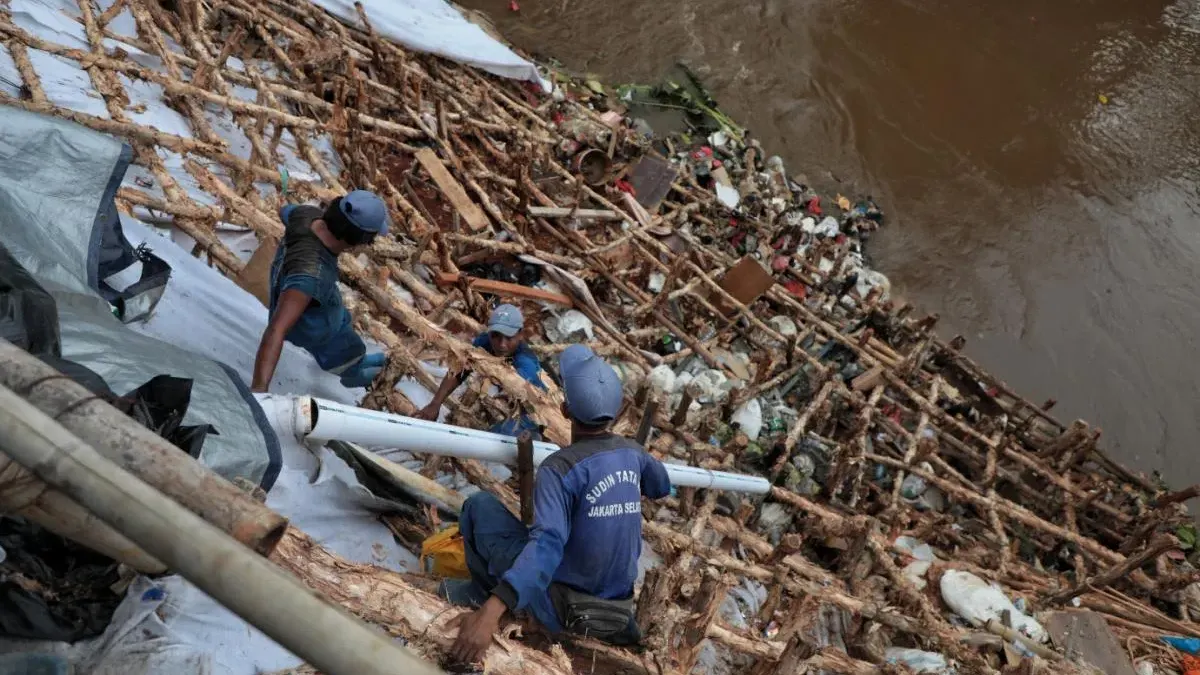 Potret progres perbaikan darurat turap longsor di Kali Ciliwung, Jalan X, Kelurahan Kebon Baru, Kecamatan Tebet, Jakarta Selatan. (Sumber: beritajakarta.id | Foto: beritajakarta.id)