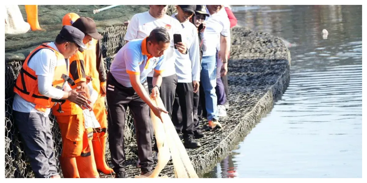 Wali Kota Jakarta Timur, Munjirin, memimpin pengendalian ikan sapu-sapu di Embung Kaja (Sumber: beritajakarta.id)