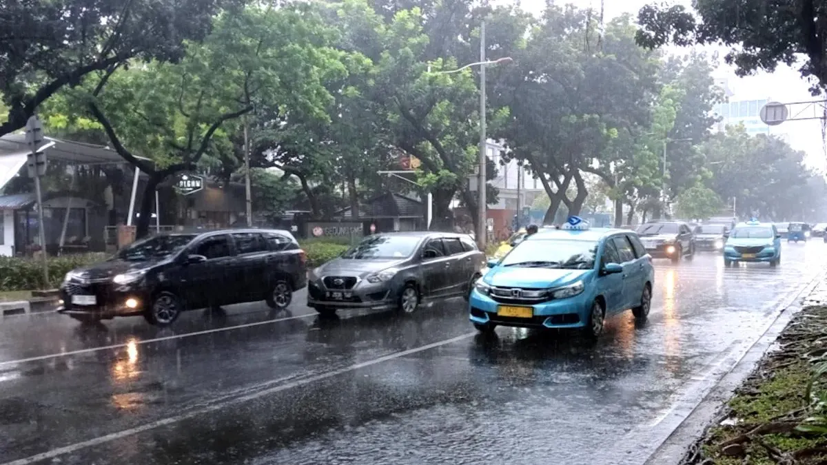 Informasi seputar cuaca di DKI Jakarta dari Badan Meteorologi, Klimatologi, dan Geofisika (BMKG) akan didominasi hujan dengan intensitas ringan pada Minggu, 26 April 2026. (Sumber: Beritajakarta.id | Foto: Beritajakarta.id)