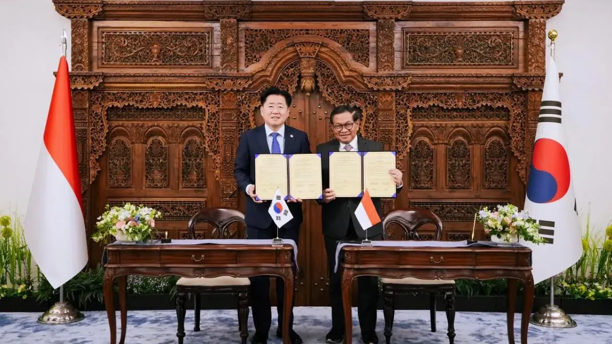 Gubernur DKI Jakarta, Pramono Anung dan Gubernur Jeju, Korea Selatan, Oh Young-hun, melakukan penandatangan Nota Kesepahaman MoU. (Sumber: Beritajakarta.id | Foto: Beritajakarta.id)
