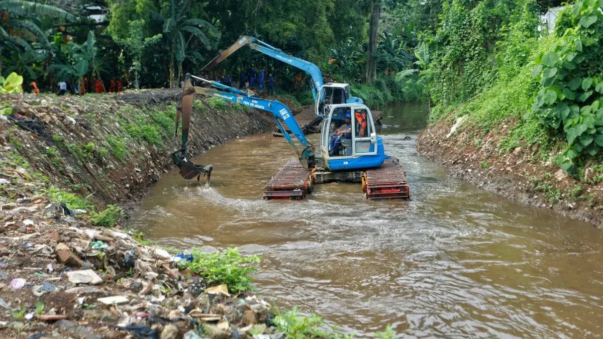 Suku Dinas Sumber Daya Air (SDA) Jakarta Selatan semakin mengintensifkan pengerukan saluran mikro maupun makro selama musim kemarau ini. (Sumber: beritajakarta.id | Foto: beritajakarta.id)