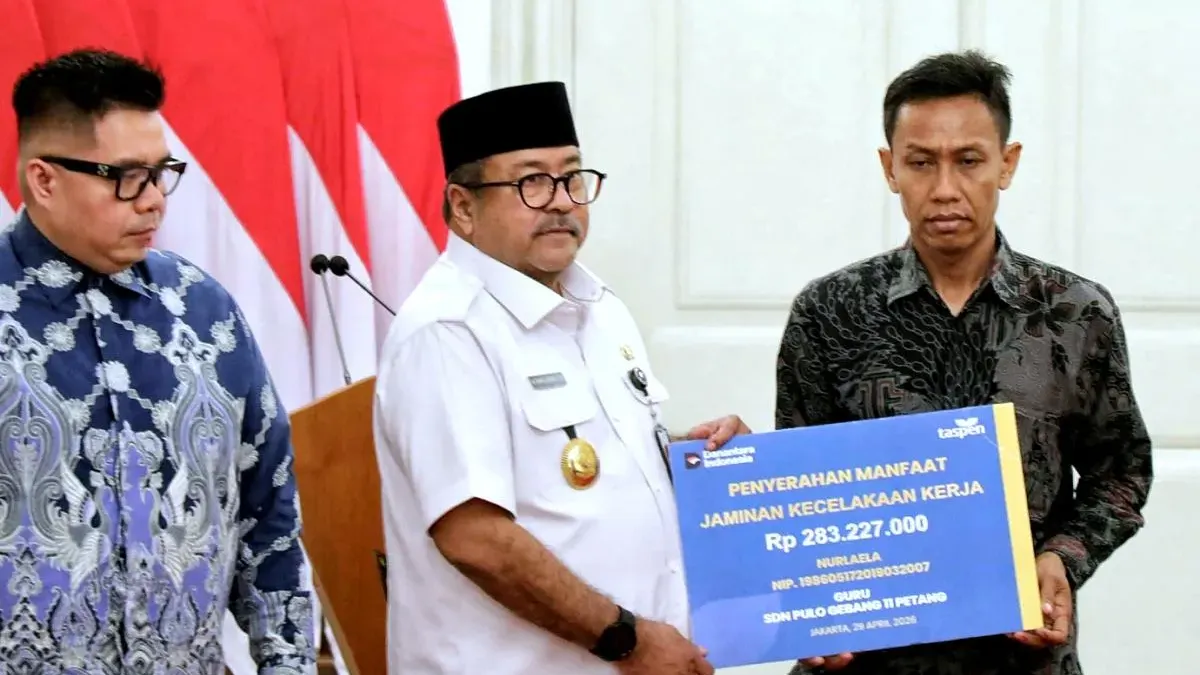 Pemprov DKI Jakarta melalui Wakil Gubernur DKI Jakarta, Rano Karno menyerahkan santunan jaminan kecelakaan dan asuransi kepada keluarga korban tragedi Stasiun Bekasi Timur (Sumber: Beritajakarta.id | Foto: Beritajakarta.id)