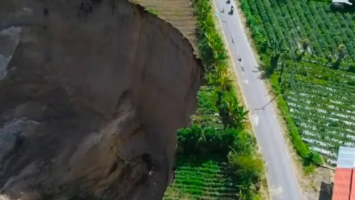 Lubang raksasa di Pondok Balik, Kecamatan Ketol, Aceh Tengah. (Sumber: X @aceh | Foto: X @aceh)