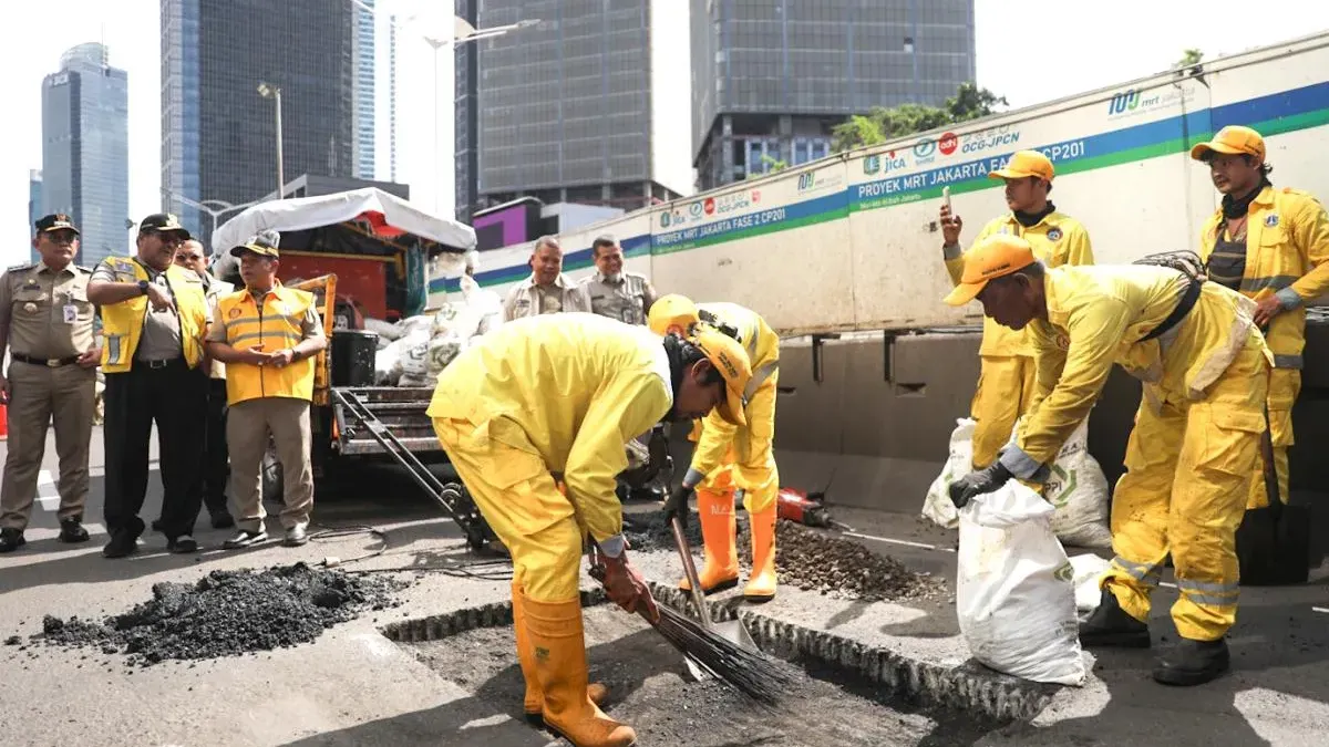Wakil Gubernur DKI Jakarta, Rano Karno, memastikan bahwa perbaikan jalan rusak akibat curah hujan tinggi yang terjadi beberapa waktu lalu, terus dilakukan jajaran Dinas Bina Marga. (Sumber: beritajakarta.id | Foto: beritajakarta.id)