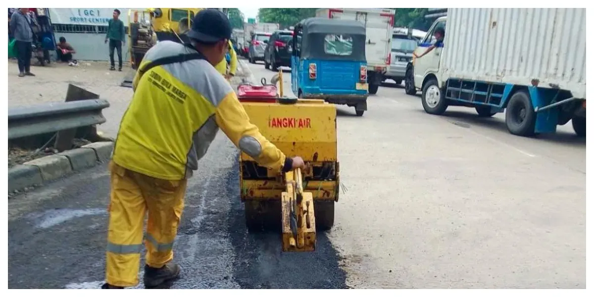 Pasukan Kuning Sudin Bina Marga Perbaiki 1.624 Titik Jalan Rusak di Jakarta Utara (Sumber: beritajakarta.id/ Anita Karyati)