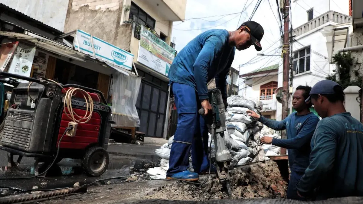 Penuh endapan lumpur, normalisasi saluran sepanjang 150 meter di Jalan Petamburan 3 RT 03/RW 04, Tanah Abang, Jakarta Pusat, (Sumber: Beritajakart.id | Foto: Beritajakarta.id)
