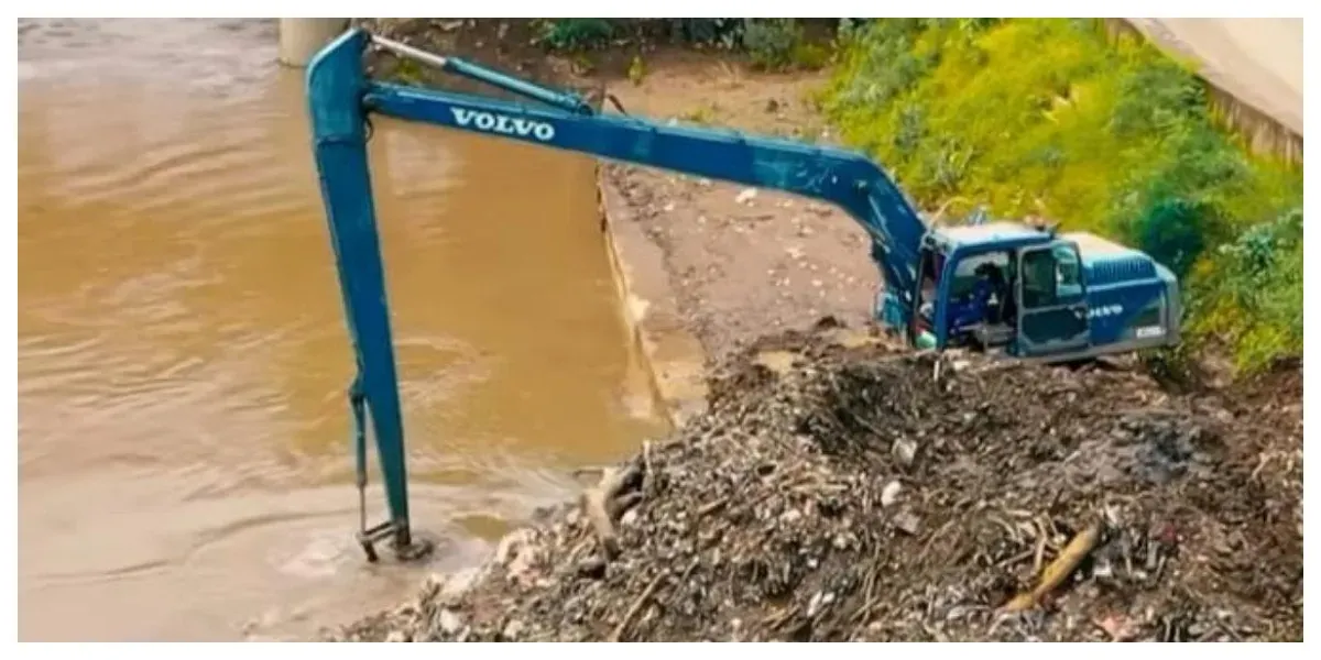 Pengerukan Sedimen Lumpur dan Sampah di Kali Ciliwung (Sumber: beritajakarta.id/ Tiyo Surya Sakti)
