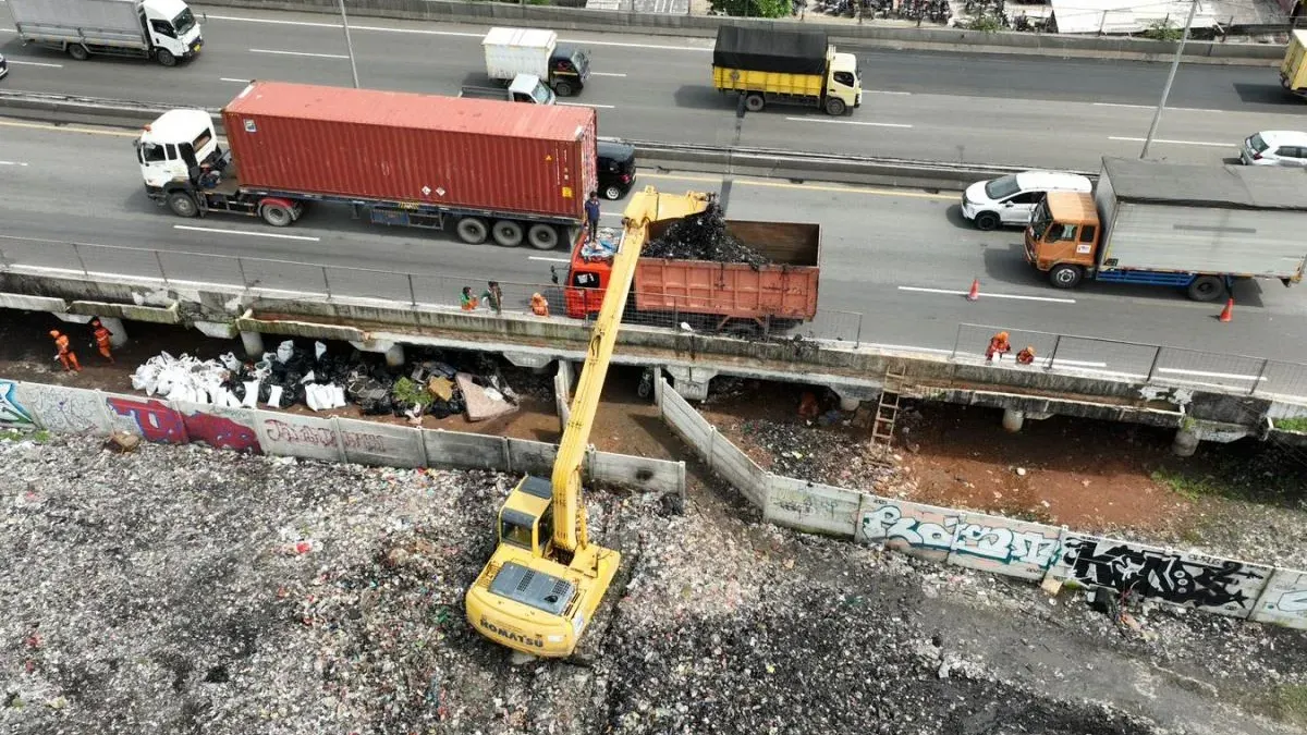 Pemerintah Kota (Pemkot) Jakarta Utara mempercepat penanganan sampah di kawasan kolong Tol Ir Wiyoto Wiyono, Jalan Danau Cincin Utara, Kelurahan Papanggo, Kecamatan Tanjung Priok. (Sumber: beritajakarta.id | Foto: beritajakarta.id)