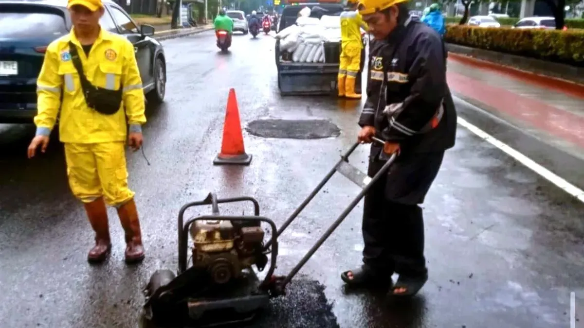 Suku Dinas (Sudin) Bina Marga Jakarta Selatan telah menangani sebanyak 2.531 titik jalan berlubang sejak Januari hingga awal Februari 2026. (Sumber: beritajakarta.id | Foto: beritajakarta.id)