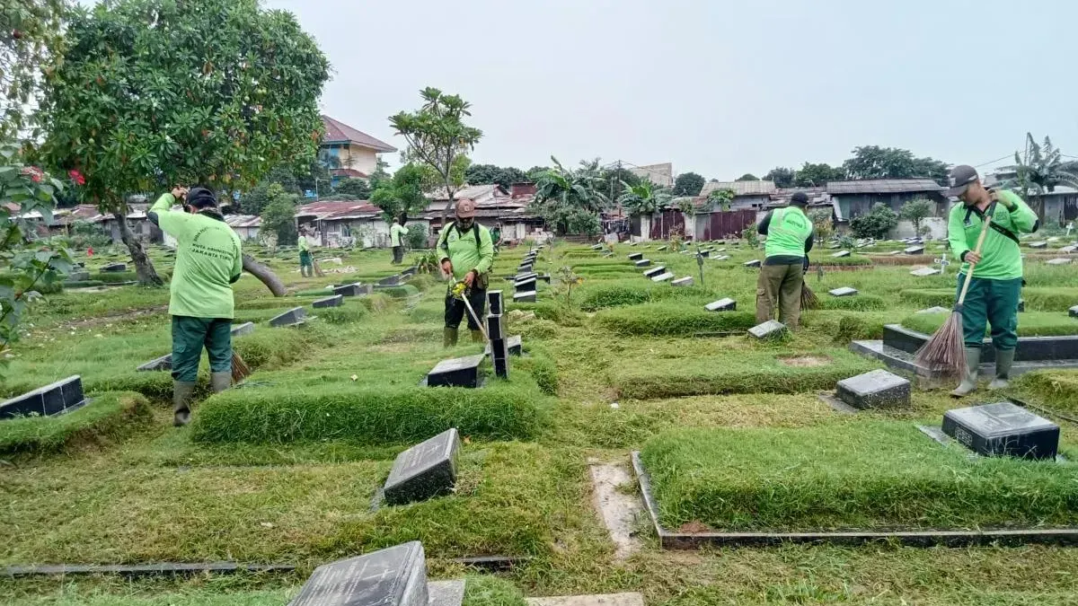 Suku Dinas Pertamanan dan Hutan Kota (Tamhut) Jakarta Timur menata 34 Taman Pemakaman Umum (TPU) di wilayahnya menjelang bulan suci Ramadan 1447 Hijriah. (Sumber: Beritajakarta.id | Foto: Beritajakarta.id)