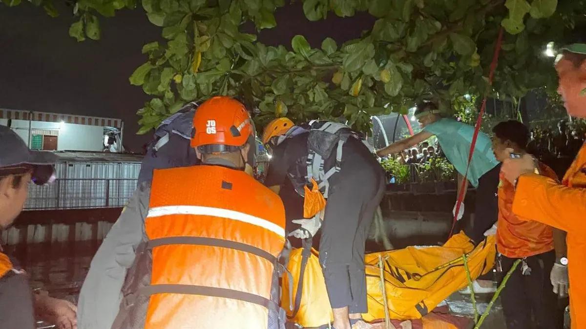 Petugas gabungan berhasil menemukan jenazah seorang pria yang hanyut di Kali Sunter, Jalan Danau Sunter Barat (Jembatan Item) sejak Selasa, 17 Februari 2026. (Sumber: beritajakarta.id | Foto: beritajakarta.id)