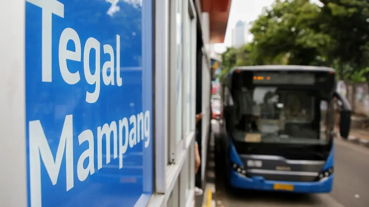 Insiden kecelakaan yang melibatkan dua armada bus operator BMP 263 dan MYS 17100 di Koridor 13 (jalur layang) ruas Swadarma arah Cipulir, Jakarta Selatan, pada Senin (23/2) pagi. (Sumber: beritajakarta.id | Foto: beritajakarta.id)