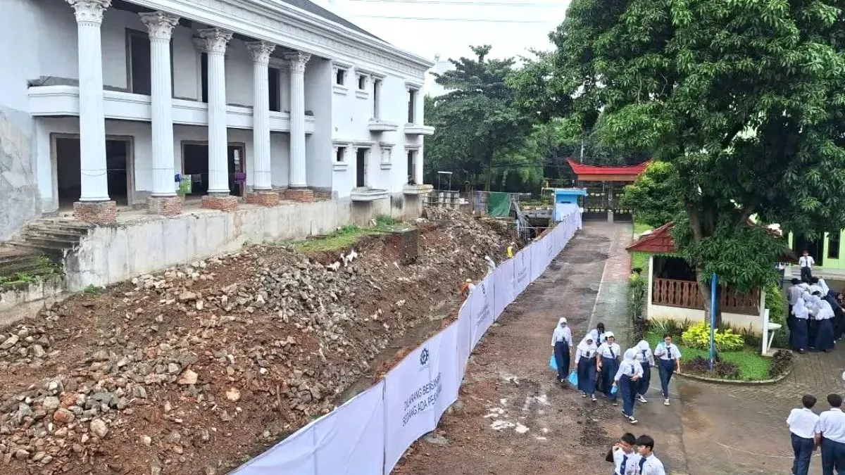 sempat viral, pemilik bangunan yang tembokya roboh di SMPN 182 Jakarta bangun pembatas sementara. (Sumber: beritajakarta.id | Foto: beritajakarta.id)