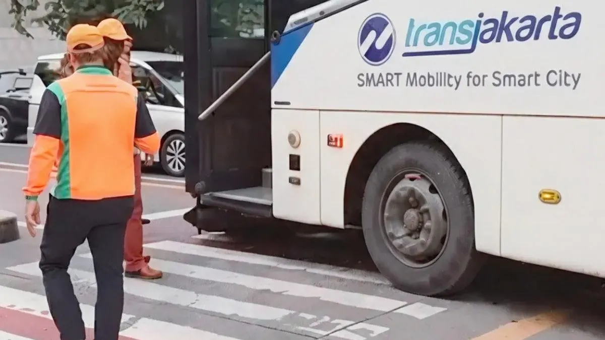 Insiden kecelakaan yang melibatkan Transjakarta dan ojek online pada Selasa, 24 Februari 2026. (Sumber: beritajakarta.id | Foto: beritajakarta.id)