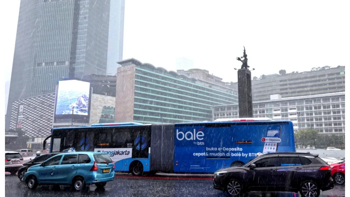 Transjakarta alami keterlambatan karena kepadatan lalu lintas akibat hujan deras. (Sumber: beritajakarta.id)