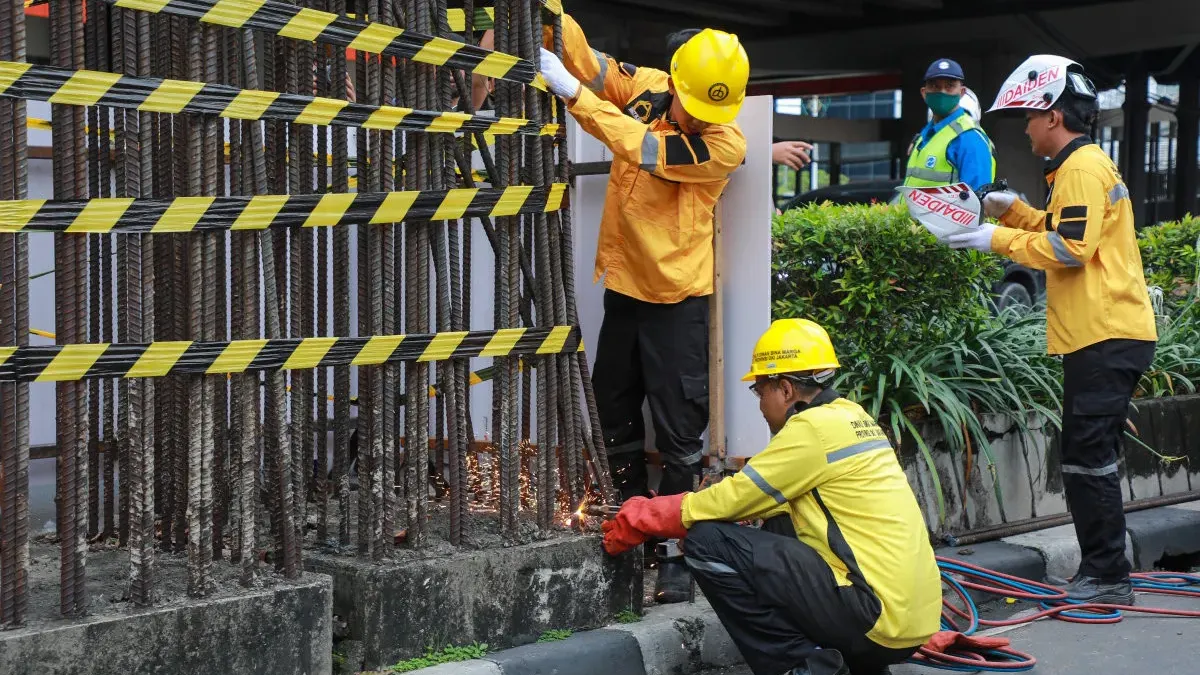 Pembongkaran tiang-tiang monorel terbengalai di sepanjang Jalan HR Rasuna Said. (Sumber: Beritajakarta.id | Foto: Beritajakarta.id)