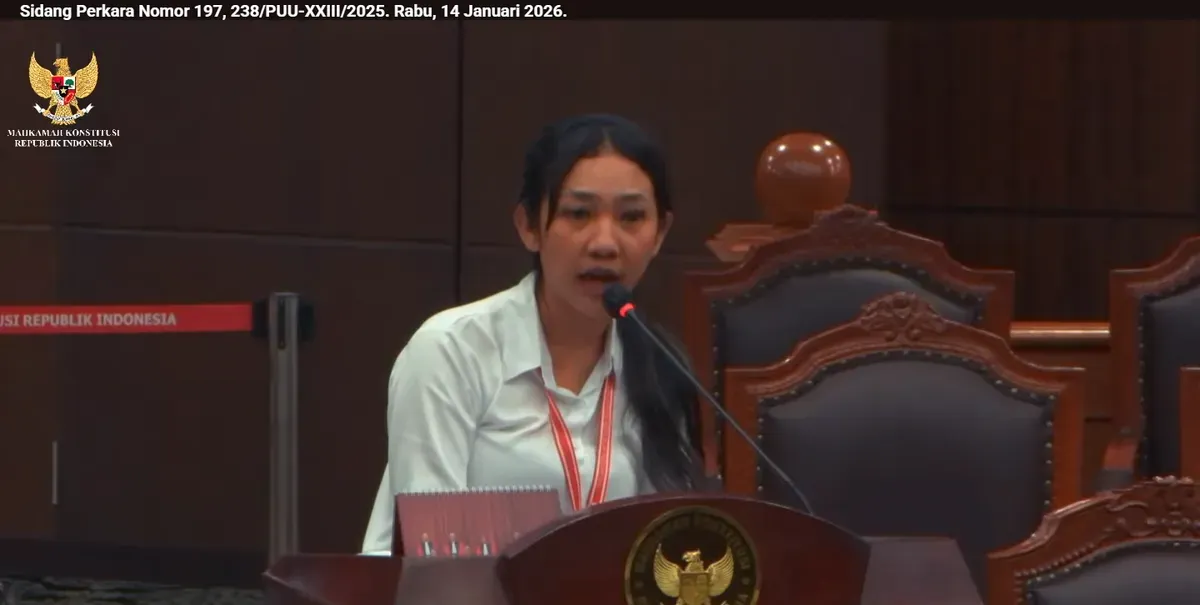 Eva Meliani Pasaribu menjadi saksi dalam sidang permohonan uji materiil Undang-Undang tetang Peradilan Militer di MK RI pada Rabu, 14 Januari 2026 (Sumber: YouTube MK RI | Foto: YouTube MK RI)