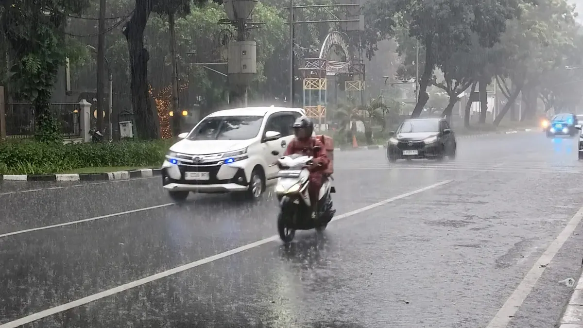 Curah hujan ekstrem dan fenomena rob yang terjadi bersamaan menjadi penyebab utama banjir di sejumlah wilayah. (Sumber: beritajakarta.id | Foto: beritajakarta.id)