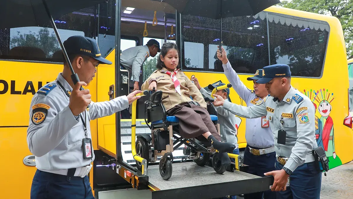 Pemprov DKI Jakarta meluncurkan layanan 32 angkutan bus sekolah ramah disabilitas tahun 2026. (Sumber: beritajakarta.id | Foto: beritajakarta.id)