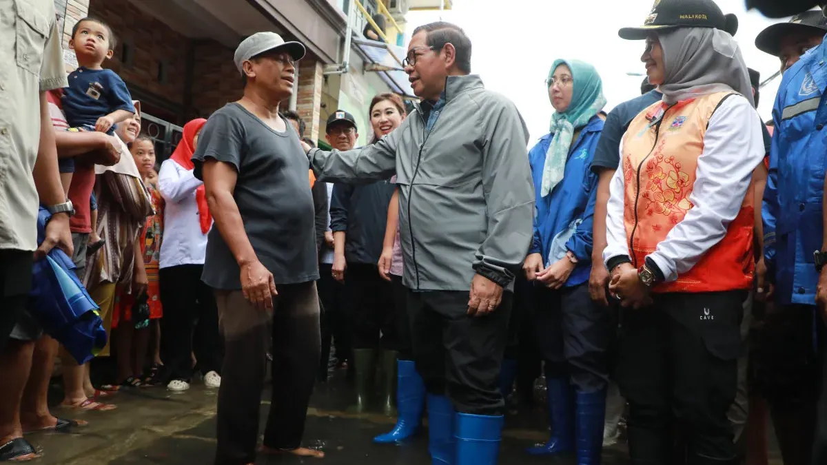 Datangi posko pengungsian di Masjid Jami Baitul Rahma, Jakarta Barat, pada Sabtu, 24 Januari 2026, Gubernur DKI Jakarta Pramono Anung melihat kondisi warga. (Sumber: beritajakart.id | Foto: beritajakarta.id)