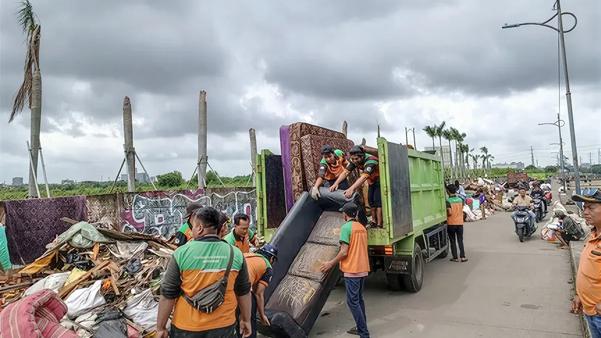 Sebanyak 187 ton sampah sepanjang Jalan Kembangan Baru, Kecamatan Kembangan sudah berhasil dibersihkan. (Sumber: beritajakarta.id | Foto: beritajakarta.id)