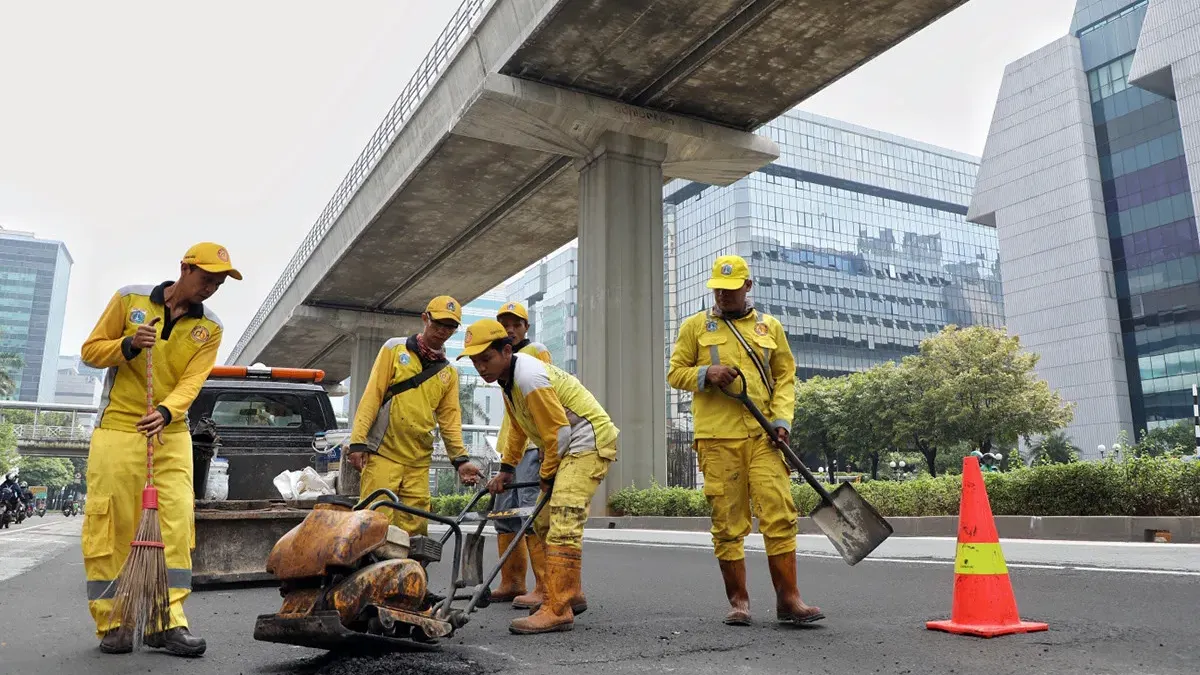 Pemerintah Provinsi (Pemprov) DKI Jakarta melalui Dinas Bina Marga menyatakan kesiapannya melakukan perbaikan jalan. (Sumber: beritajakarta.id | Foto: beritajakarta.id)