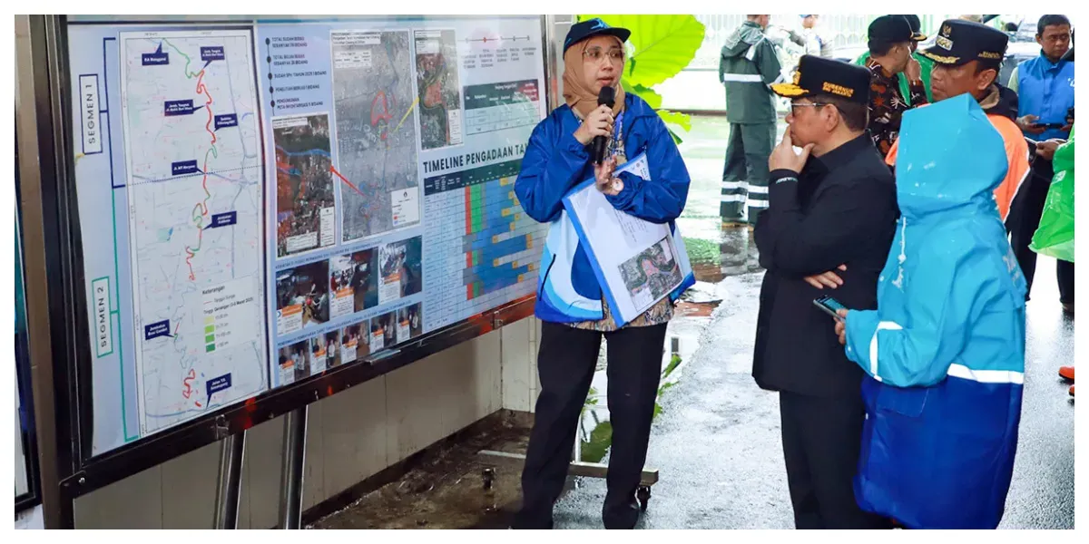 Gubernur Pramono Anung tinjau langsung pembebasan lahan untuk proyek normalisasi Kali Ciliwung. (Sumber: beritajakarta.id/ Reza Pratama Putra)