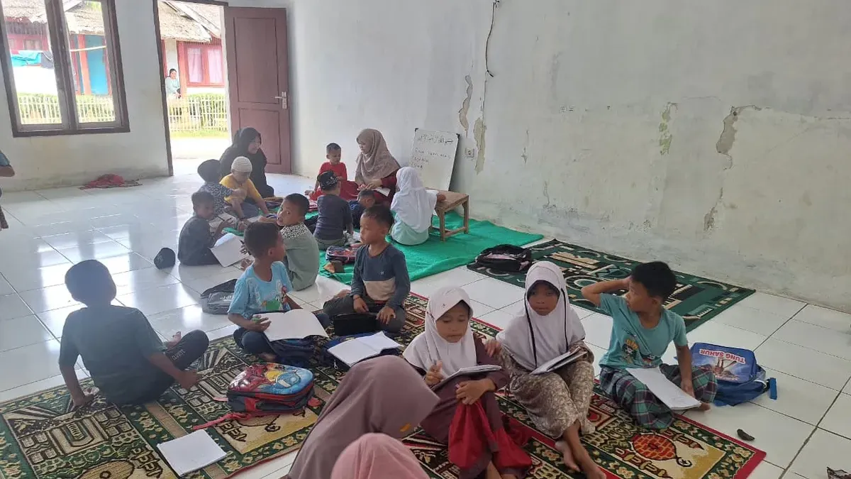 Meski Belajar di Lantai, Guru Madrasah Binaan PNM di Serang Ini Buktikan Ekonomi Bukan Penghalang Mimpi