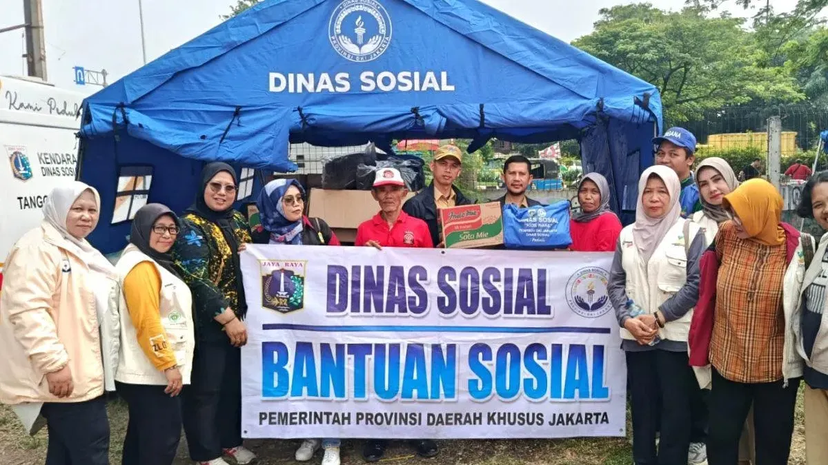 Dinas Sosial DKI Jakarta diketahui memberikan bantuan logistik berupa makanan siap saji, kebutuhan dasar, perlengkapan keluarga dan sekolah. (Sumber: Beritajakarta.id | Foto: Beritajakarta.id)