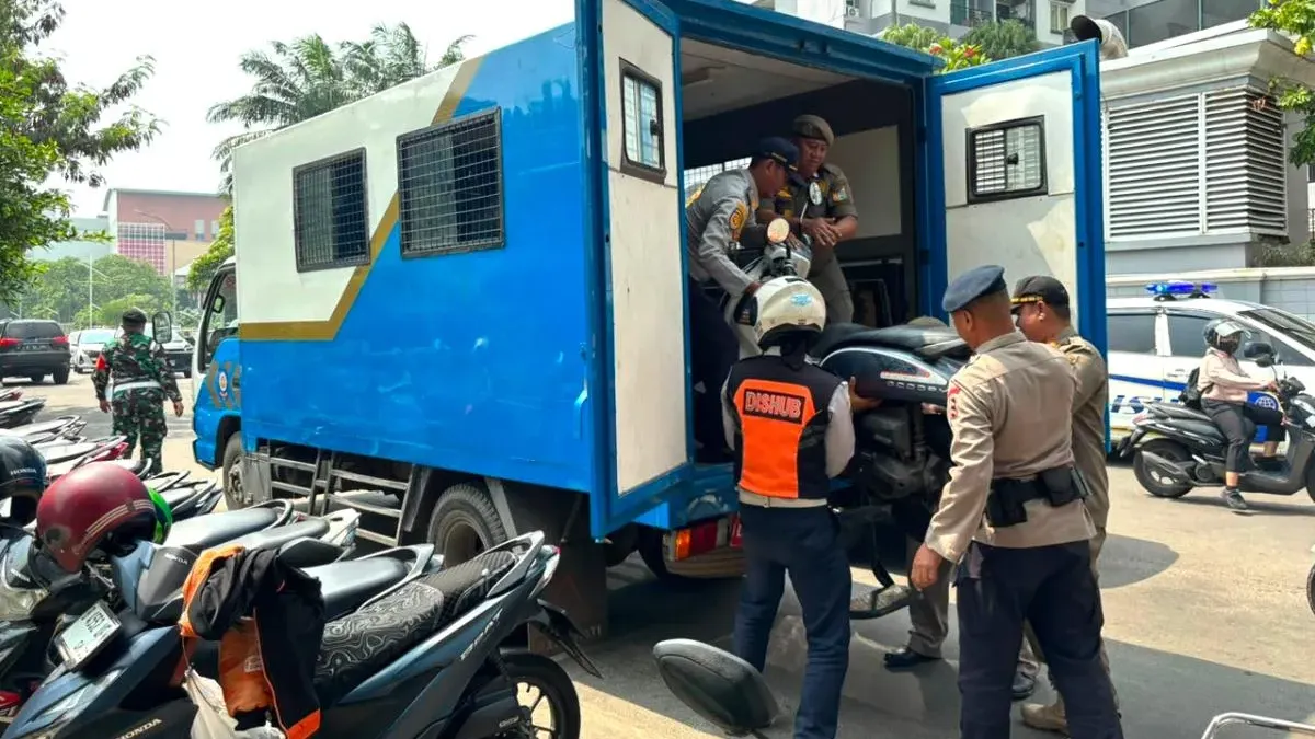 Suku Dinas Perhubungan (Sudinhub) Jakarta Utara menggelar operasi penertiban parkir dan juru parkir (Jukir) liar di tiga lokasi di Kecamatan Kelapa Gading (Sumber: beritajakarta.id | Foto: beritajakarta.id)