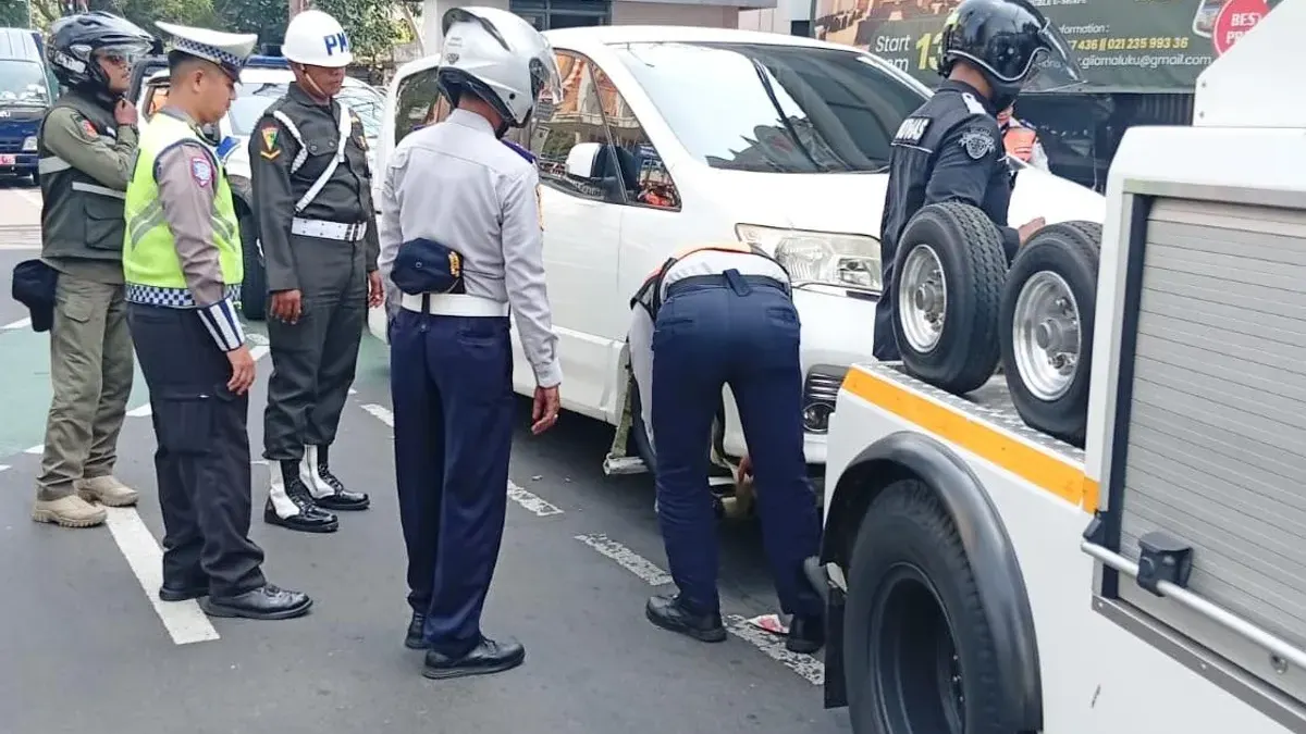 Operasi penertiban parkir yang dilakukan personel gabungan Sudin Perhubungan, Sosial, Satpol PP, Polri dan TNI, Selasa (9/6) di wilayah Tanah Abang, Jakarta Pusat. (Sumber: beritajakarta.id | Foto: beritajakarta.id)