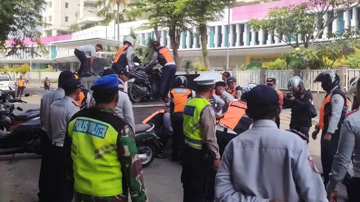 Setidaknya 158 kendaraan roda dua dan empat juru parkir liar Terjaring operasi penertiban ini. (Sumber: Beritajakarta.id | Foto: Beritajakarta.id)