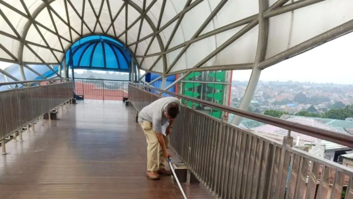 Dinas Bina Marga DKI Jakarta melakukan perbaikan sistem kelistrikan lift Jembatan Penyeberangan Orang (JPO) Lenteng Agung, Jagakarsa, Jakarta Selatan. (Sumber: beritajakarta.id | Foto: beritajakarta.id)