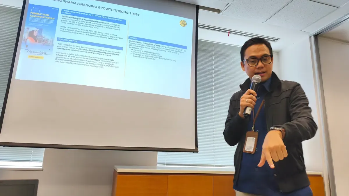 Baginda Saumar, Head of Sharia Product Management Maybank Indonesia Memberikan Penjelasan dalam Sesi Pelatihan Maybank Journalist Fellowship, Rabu, 10 Juni 2026. (Sumber: AYOJAKARTA.COM | Foto: Katarina Erlita)