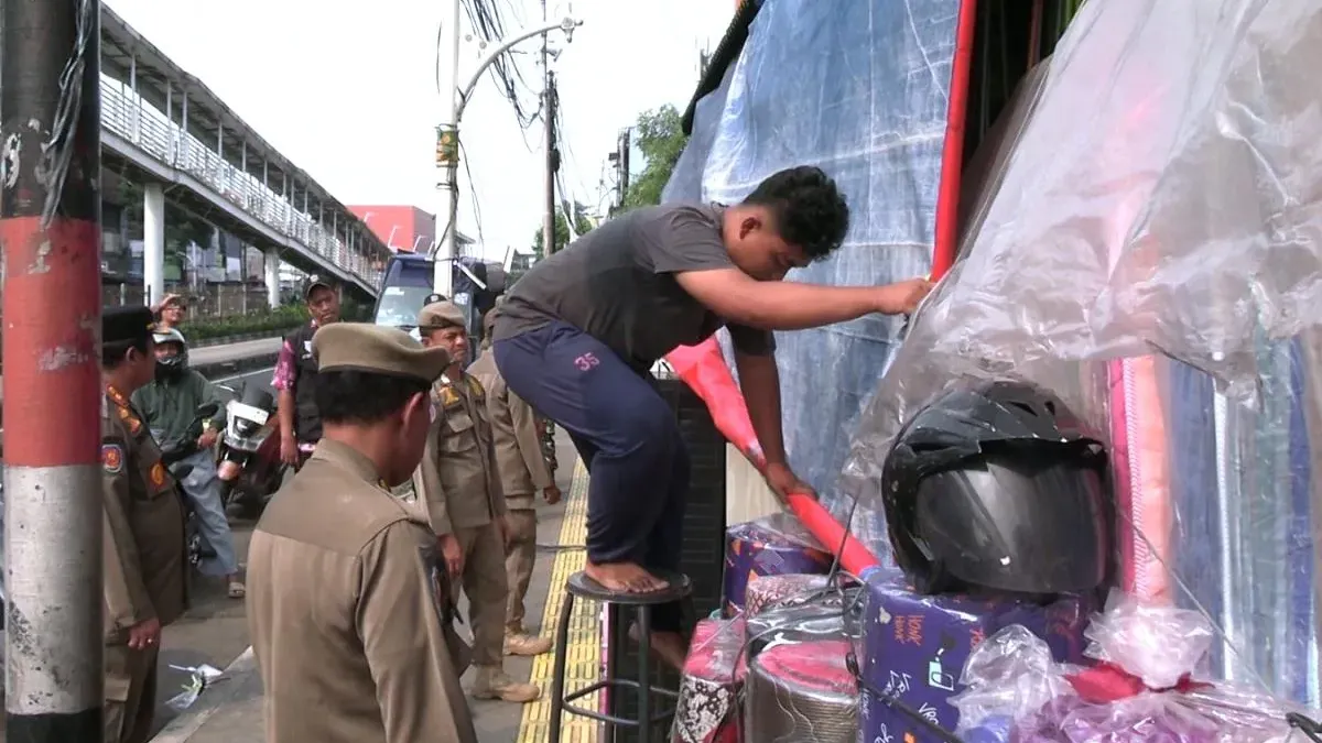 Penertiban pedagang kaki lima (PKL) di kawasan Pasar Ikan Jatinegara, Jalan Matraman Raya, Kelurahan Bali Mester, Kecamatan Jatinegara, Jakarta Timur (Sumber: Beritajakarta.id | Foto: Beritajakarta.id)