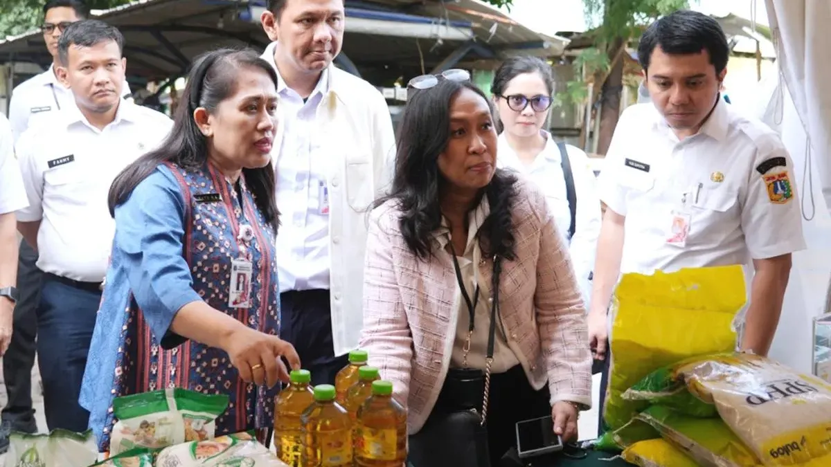 Kepala Dinas PPKUKM melaporkan harga minyak goreng curah di 38 pasar besar di Jakarta mengalami kenaikan harga rata-rata mencapai tiga persen. (Sumber: beritajakarta.id | Foto: beritajakarta.id)