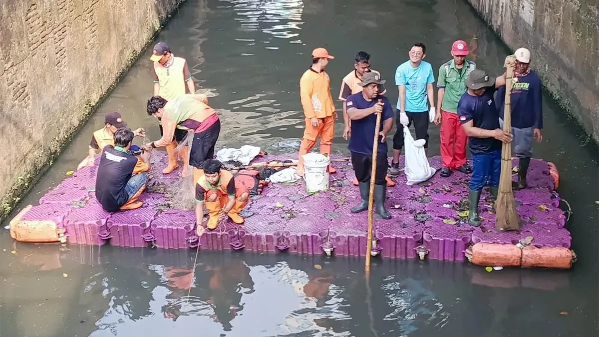 Operasi penangkapan ikan sapu-sapu masih gencar dilakukan, setidaknya 104 ekor dengan berat total 59 kilogram berhasil dijaring personel gabungan, pada Jumat, 12 Juni 2026 di Kali Olimo. (Sumber: beritajakarta.id | Foto: beritajakarta.id)