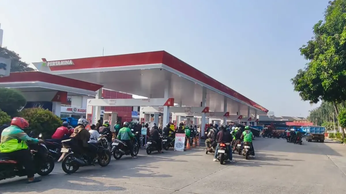 Pertamina Patra Niaga Regional Jawa Bagian Barat memastikan pasokan BBM di DKI Jakarta, Banten, dan Jawa Barat tetap aman serta mengoptimalkan distribusi guna memenuhi kebutuhan energi masyarakat.