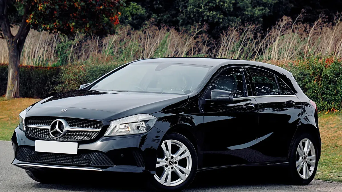 Mobil Mercedes Benz. (Sumber: Pexels/Mike Bird)