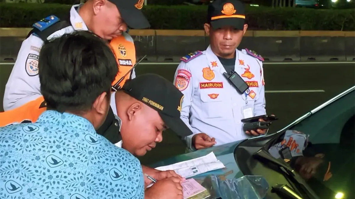 Suku Dinas Perhubungan (Sudinhub) Jakarta Selatan kembali melakukan penertiban terhadap kendaraan yang parkir liar di Jalan HR Rasuna Said pada Senin, 15 Juni 2026. (Sumber: Beritajakarta.id | Foto: Beritajakarta.id)