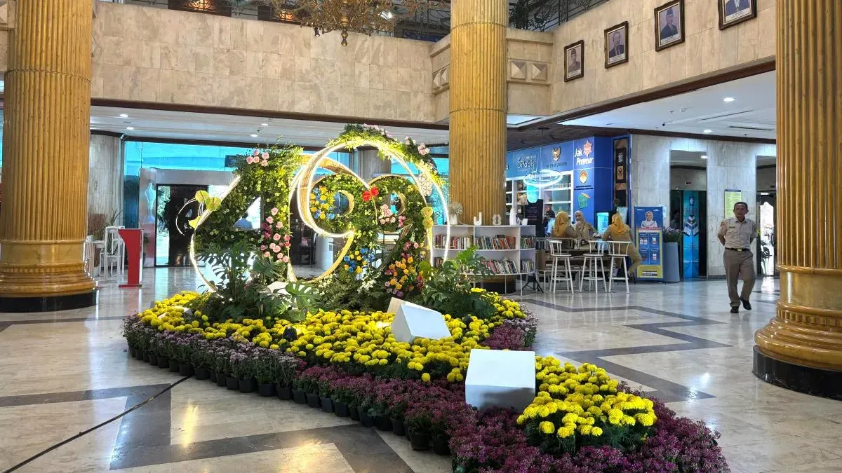 Suku Dinas Pertamanan dan Hutan Kota (Tamhut) Jakarta Utara mempercantik sejumlah ruang publik dengan dekorasi tanaman hias untuk menyambut Hari Ulang Tahun (HUT) ke-499 Jakarta. (Sumber: beritajakarta.id | Foto: beritajakarta.id)