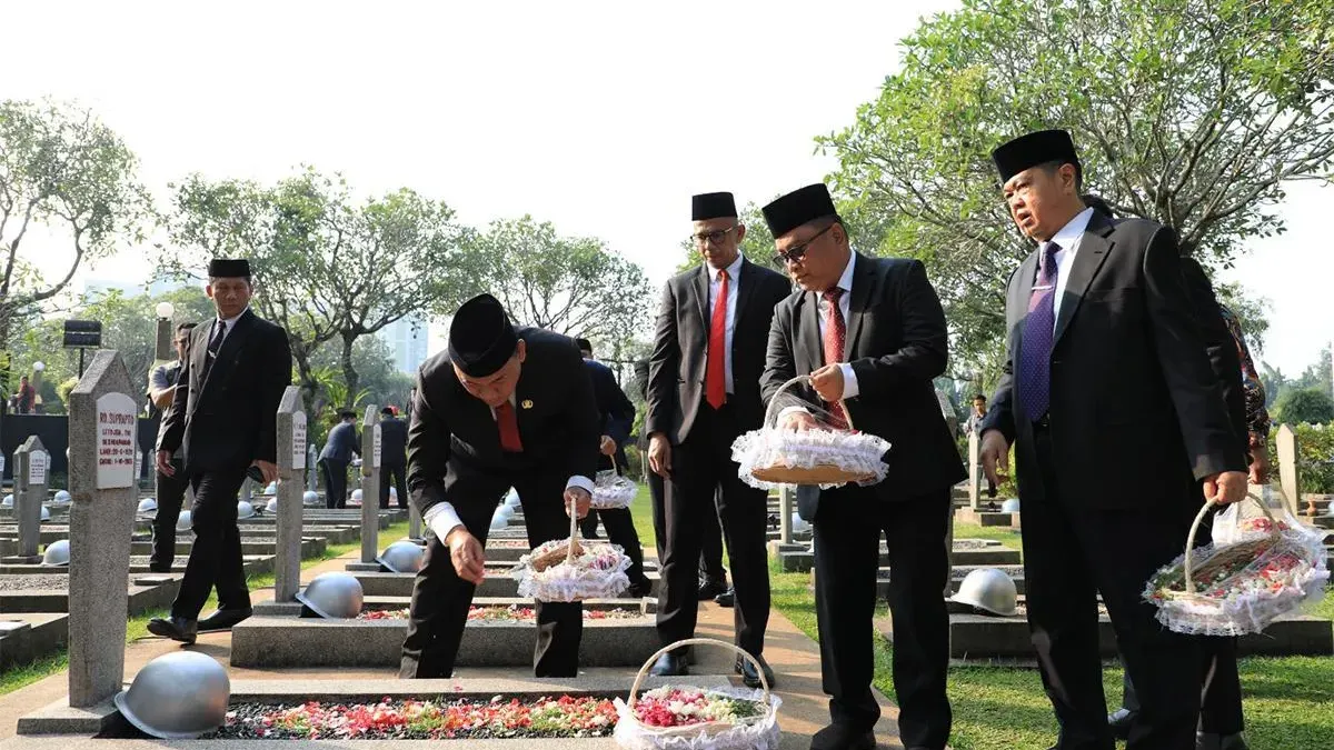 Sekda Provinsi DKI Jakarta, Uus Kuswanto memimpin pelaksanaan ziarah ke Taman Makam Pahlawan (TMP) Kalibata, Pancoran, Jakarta Selatan jelang HUT ke-499 DKI pada Kamis, 18 Juni 2026 (Sumber: beritajakarta.id | Foto: beritajakarta.id)