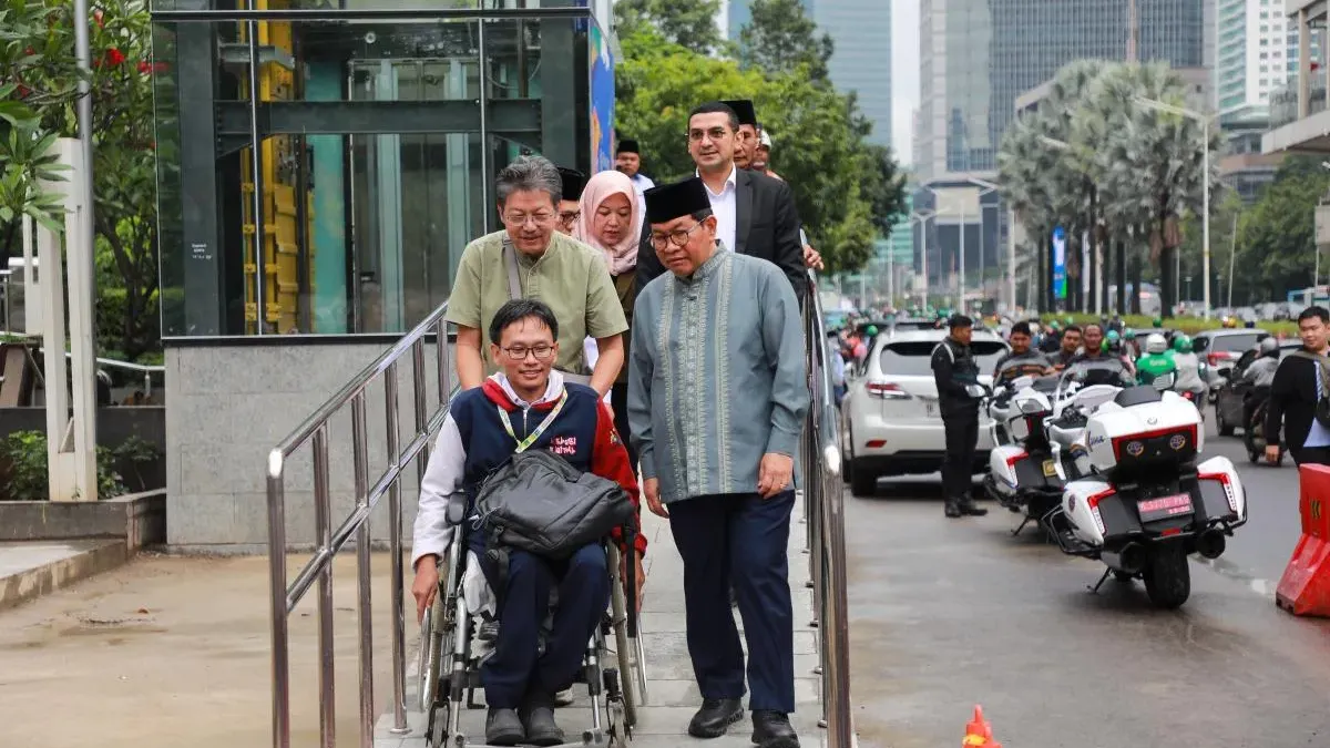 Gubernur DKI Jakarta, Pramono Anung meresmikan revitalisasi Jembatan Penyeberangan Orang (JPO) Sarinah yang terintegrasi dengan Halte Transjakarta MH Thamrin, Jakarta Pusat, pada Senin (2/3) (Sumber: Beritajakarta.id | Foto: Beritajakarta.id)