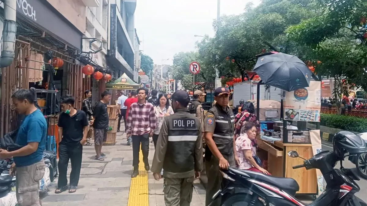 Satpol PP Jakarta Barat mengerahkan 105 personel untuk mendukung pengamanan pelaksanaan Festival Cap Go Meh di Pancoran China Town, Jalan Pancoran, Glodok, Taman Sari, Jakarta Barat, Selasa (3/3). (Sumber: beritajakarta.id | Foto: beritajakarta.id)