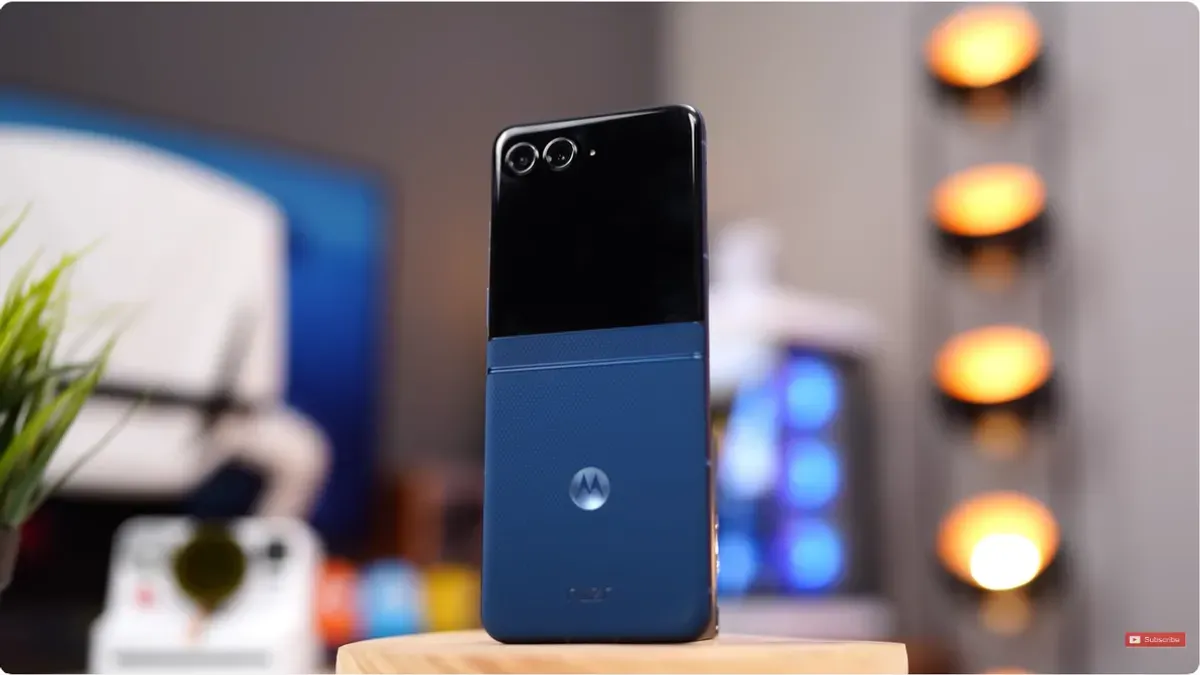 Spesifikasi Motorola Razr 60. (Sumber: youtube.com/@DHIARCOM)