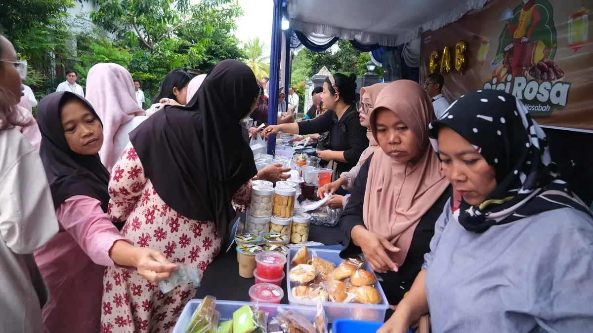 Suasana bazar Cici Rosa yang digelar PT Permodalan Nasional Madani selama Ramadan untuk memperluas akses pasar dan mendongkrak omzet ribuan nasabah Mekaar sektor kuliner.