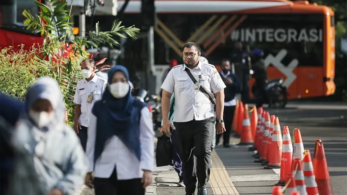 ASN DKI diwajibkan menggunakan angkutan umum massal saat berangkat dan/atau pulang kerja pada hari Rabu. (Sumber: beritajakarta.id | Foto: beritajakarta.id)