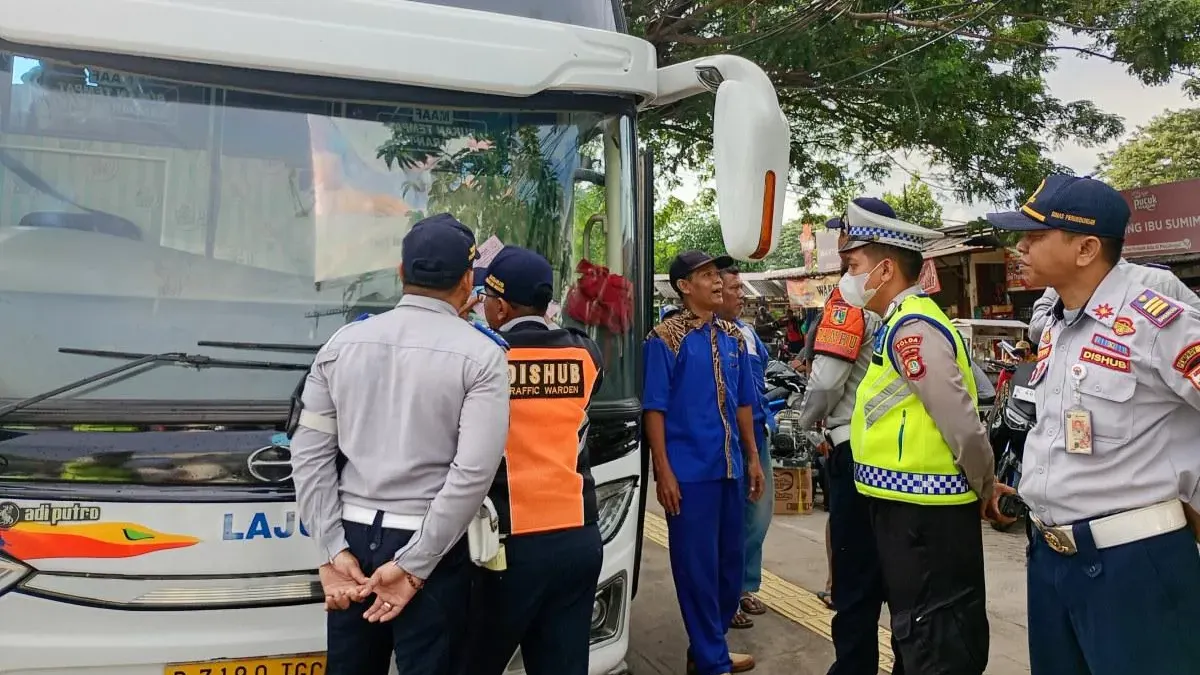 Sudinhub Jakarta Barat bersama Satlantas Polres Metro Jakarta Barat menggencarkan pengawasan terhadap sejumlah lokasi yang kerap dijadikan terminal bayangan bus Antar Kota Antar Provinsi (AKAP). (Sumber: beritajakarta.id | Foto: beritajakarta.id)